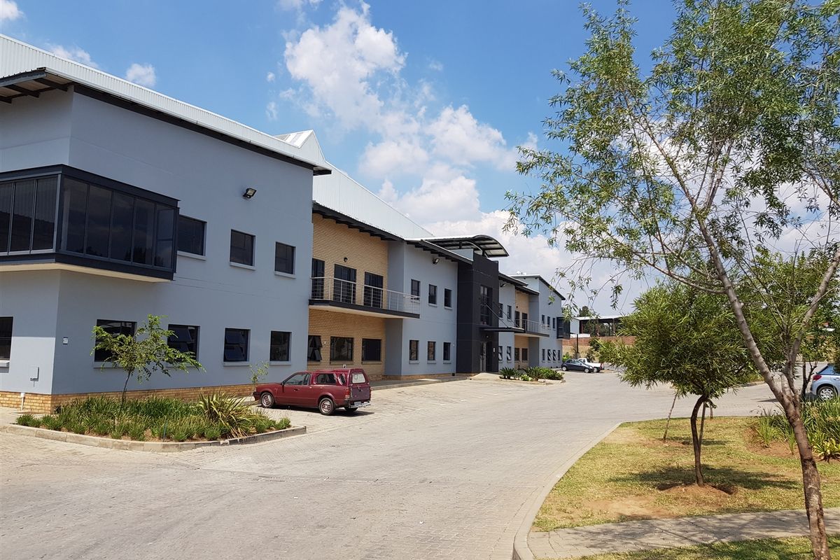 22510m2  Warehouse  - TO LEASE or FOR SALE - Photo 2