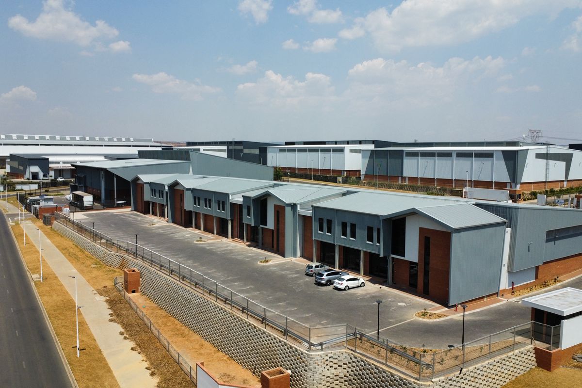 Warehouse to let in Longlake - Photo 3