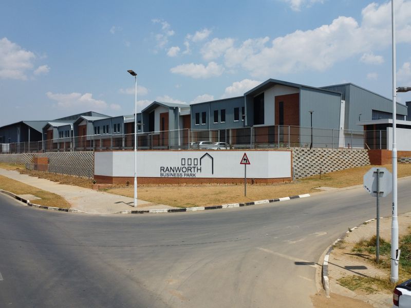 Warehouse to let in Longlake - Photo 2