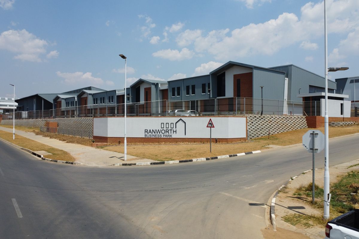 Warehouse to let in Longlake - Photo 2