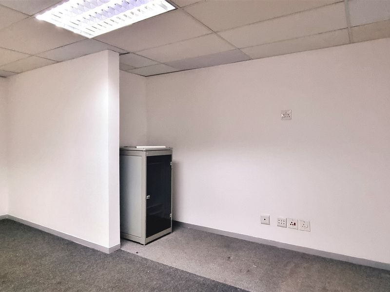 Office space 240m2 to let on the 1st floor of North Block in Culross Court Bryanston - Photo 7
