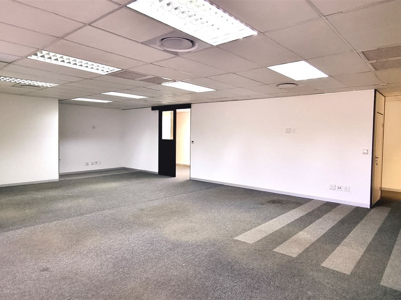 Office space 240m2 to let on the 1st floor of North Block in Culross Court Bryanston - Photo 9