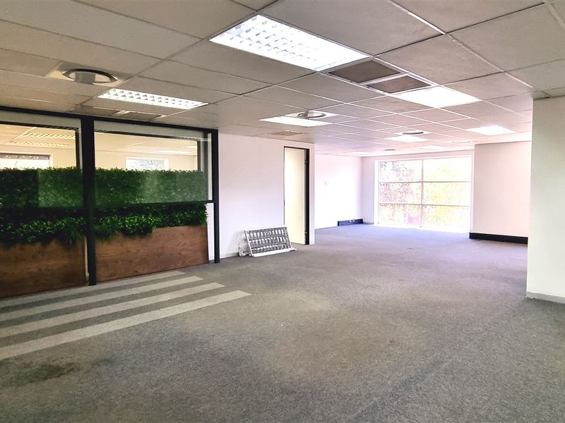 Office space 240m2 to let on the 1st floor of North Block in Culross Court Bryanston - Photo 8