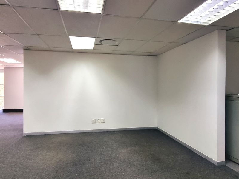 Office space 240m2 to let on the 1st floor of North Block in Culross Court Bryanston - Photo 6