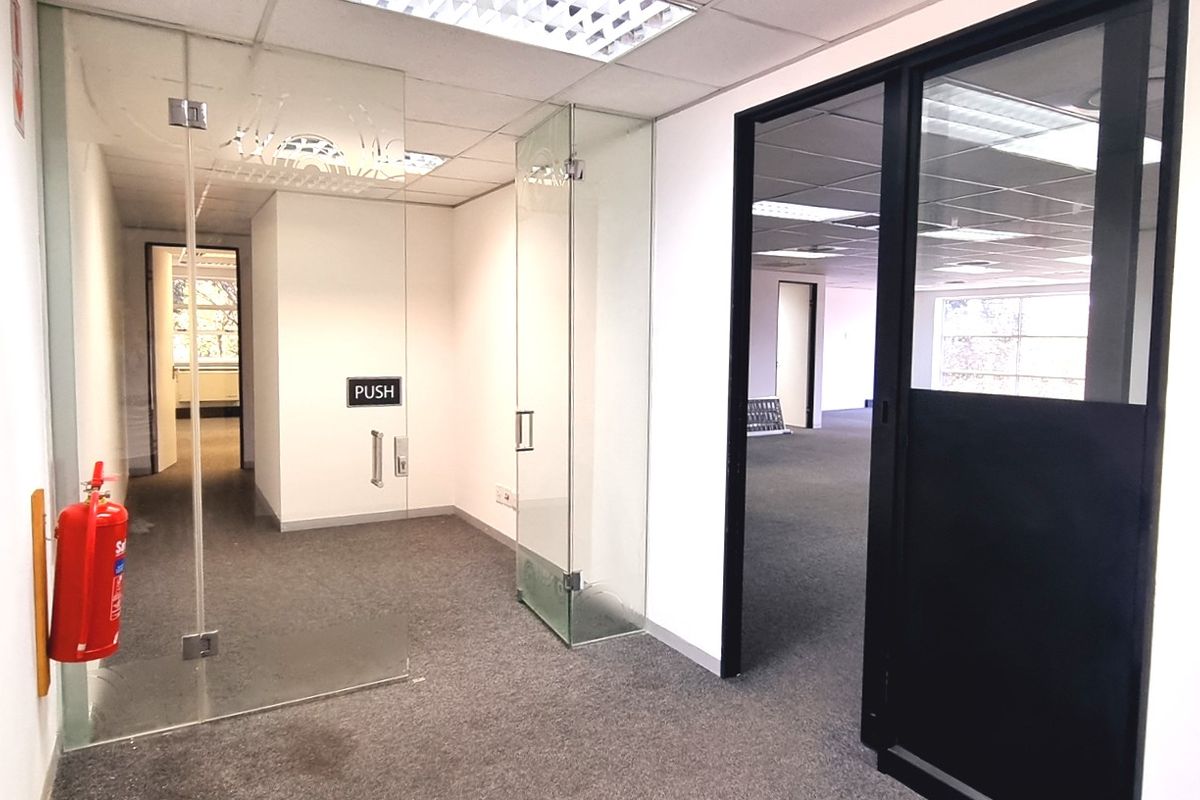 Office space 240m2 to let on the 1st floor of North Block in Culross Court Bryanston - Photo 3