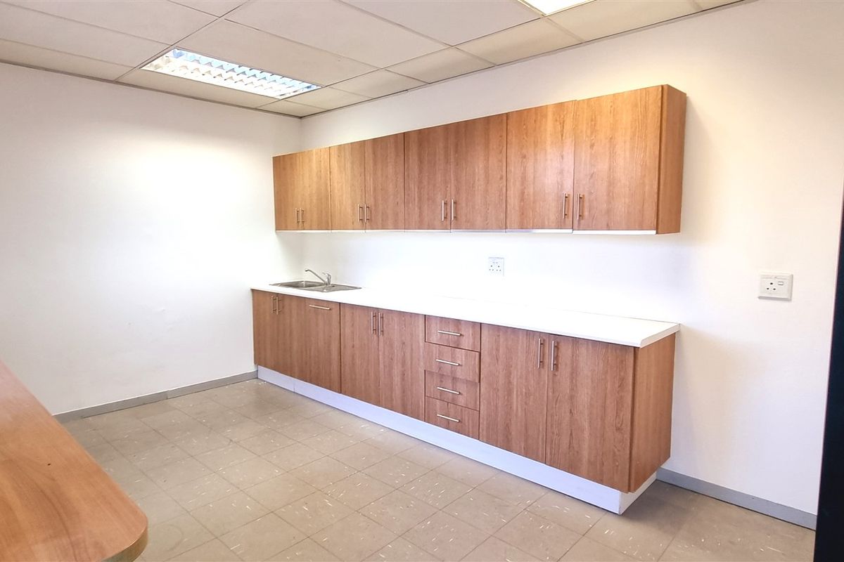 Office space 240m2 to let on the 1st floor of North Block in Culross Court Bryanston - Photo 5