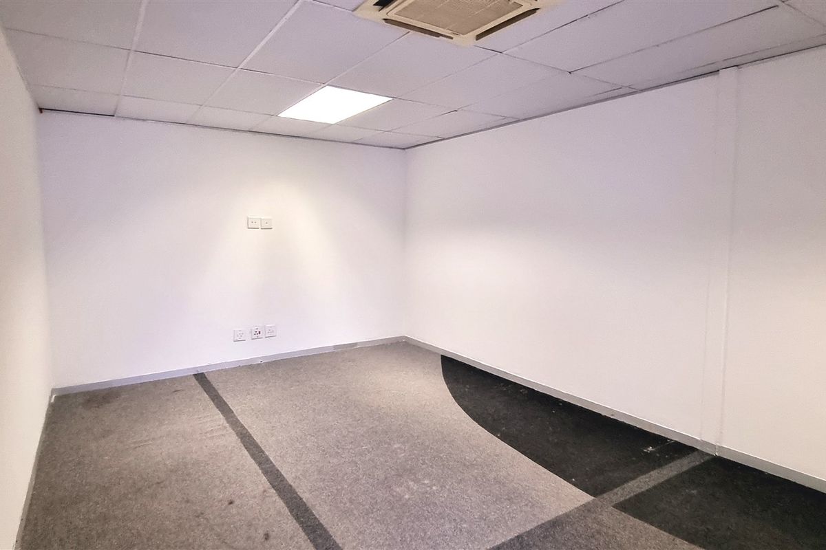 Office space 240m2 to let on the 1st floor of North Block in Culross Court Bryanston - Photo 4