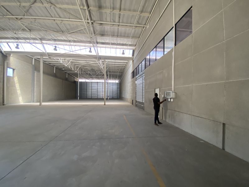 Well-Maintained Industrial Warehouse Available for Rent in Halfway House - Photo 3