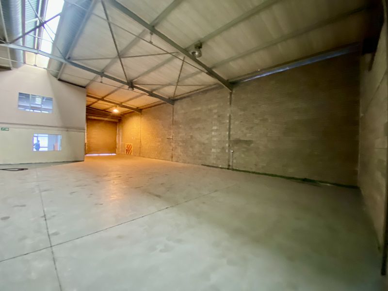 519 m2 of premium warehouse space, available in Samrand Business Park. - Photo 2
