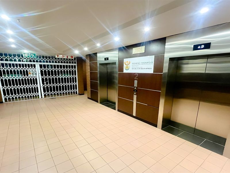 Office space to let in Johannesburg - Photo 2