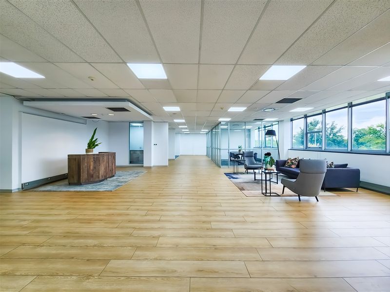 665m2 Newly Refurbished Office to Let in Design Quarter - Photo 10
