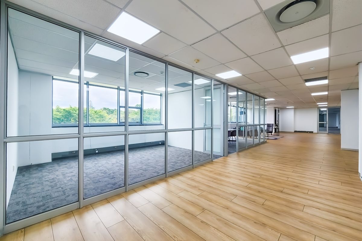 665m2 Newly Refurbished Office to Let in Design Quarter - Photo 3