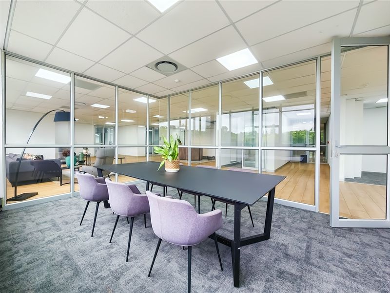 665m2 Newly Refurbished Office to Let in Design Quarter - Photo 6