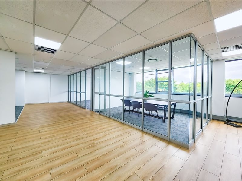 665m2 Newly Refurbished Office to Let in Design Quarter - Photo 2