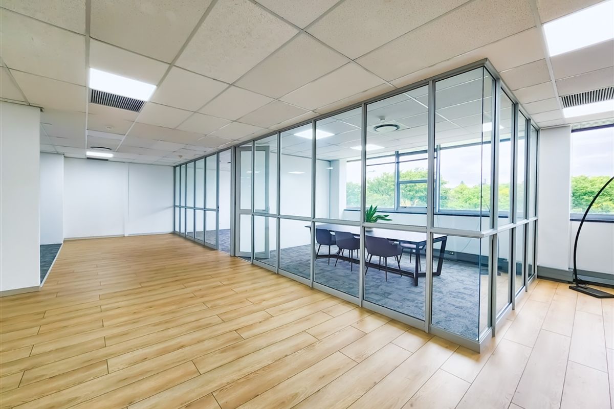 665m2 Newly Refurbished Office to Let in Design Quarter - Photo 2