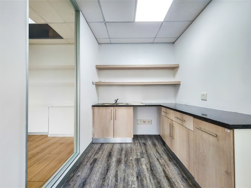 665m2 Newly Refurbished Office to Let in Design Quarter - Photo 7