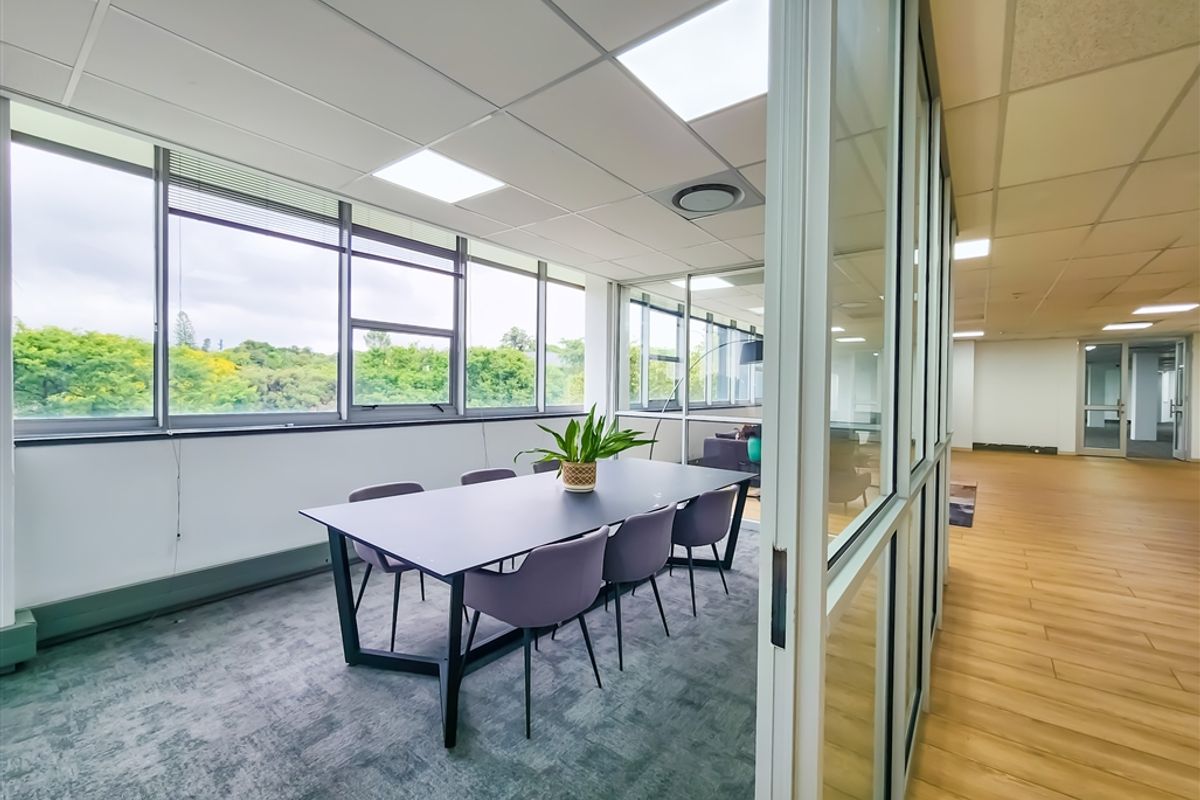 665m2 Newly Refurbished Office to Let in Design Quarter - Photo 5