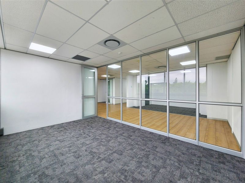 665m2 Newly Refurbished Office to Let in Design Quarter - Photo 4