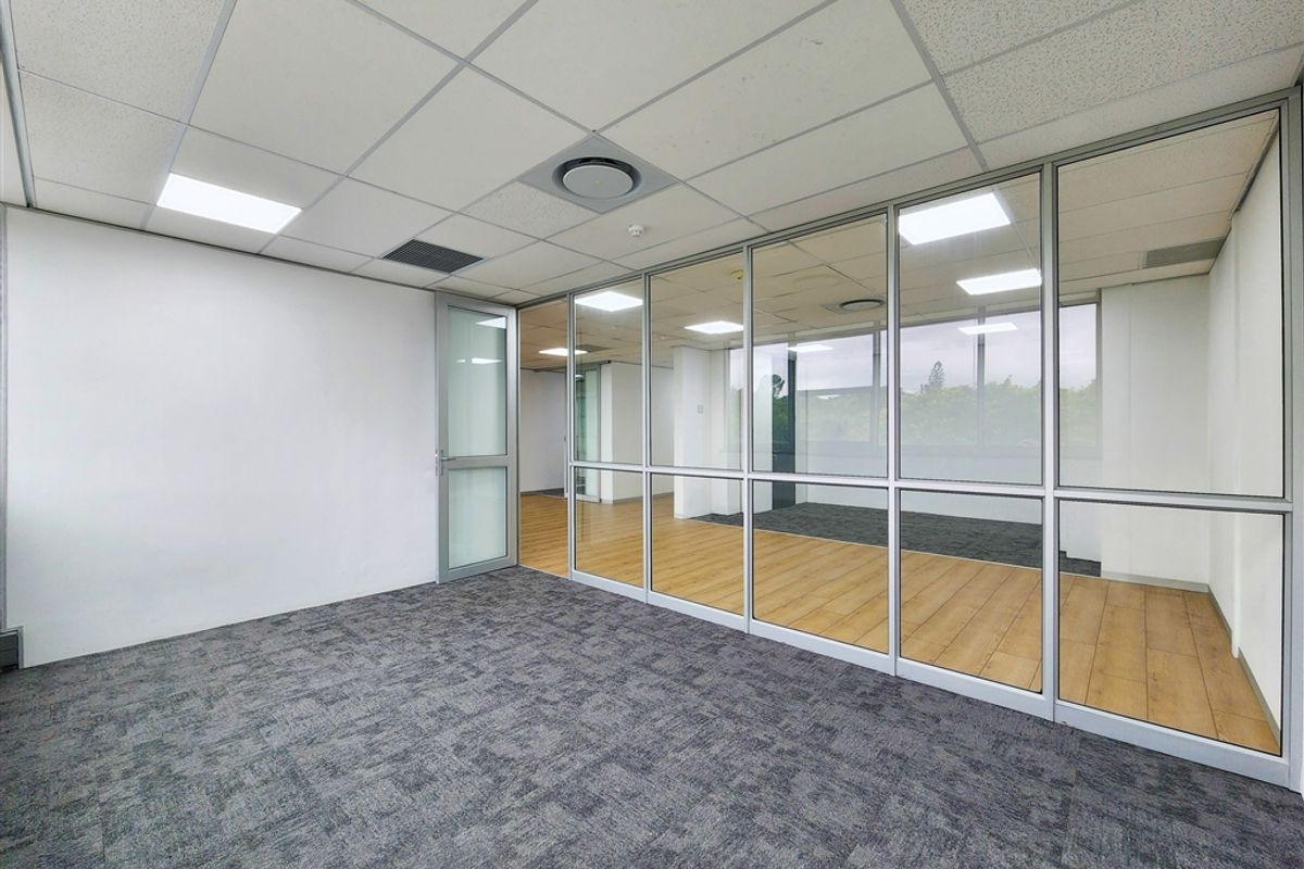 665m2 Newly Refurbished Office to Let in Design Quarter - Photo 4