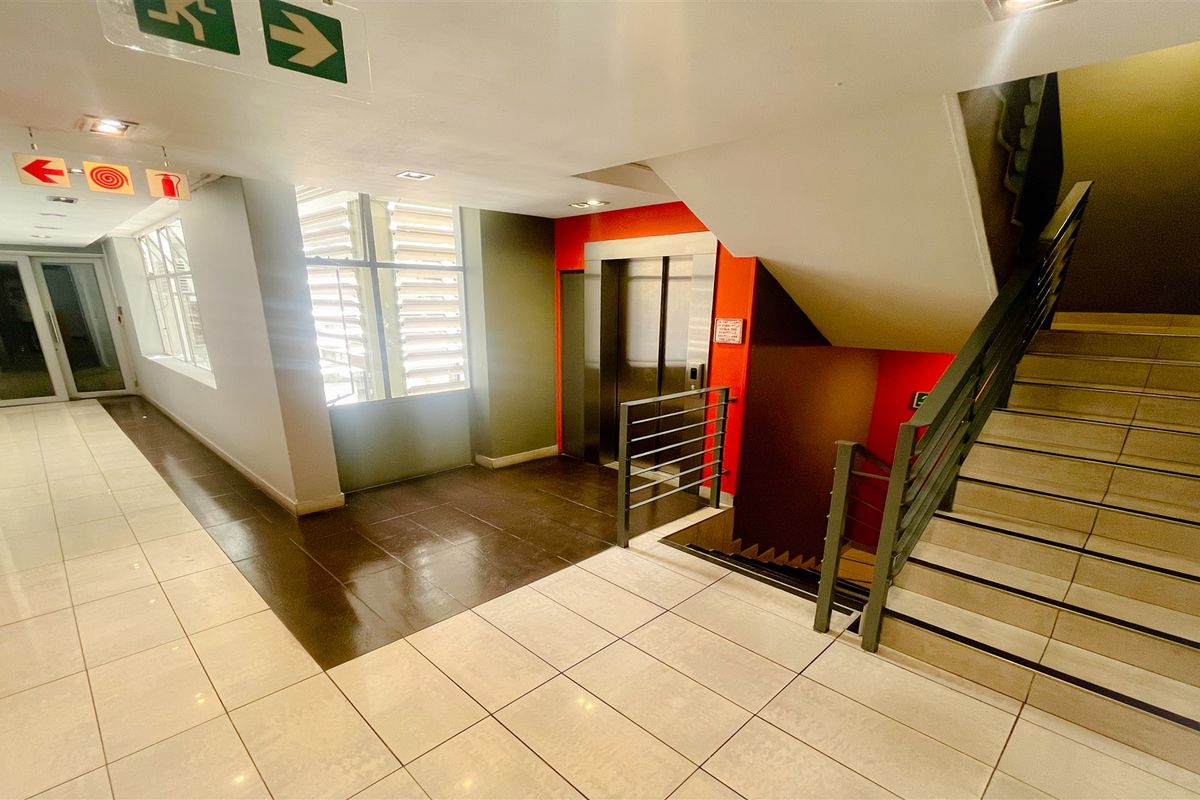Office space to let in Parktown North - Photo 4