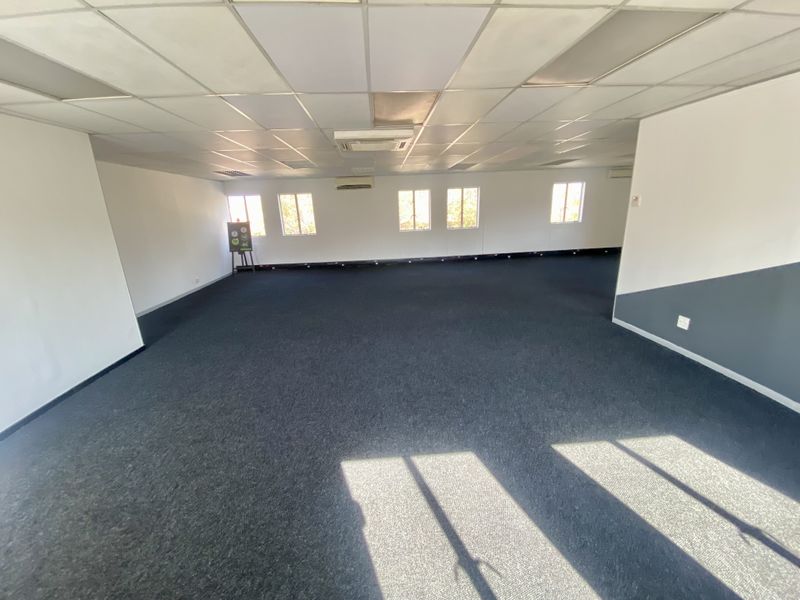 Fully fitted, tidy office available in Corporate Park South. - Photo 4