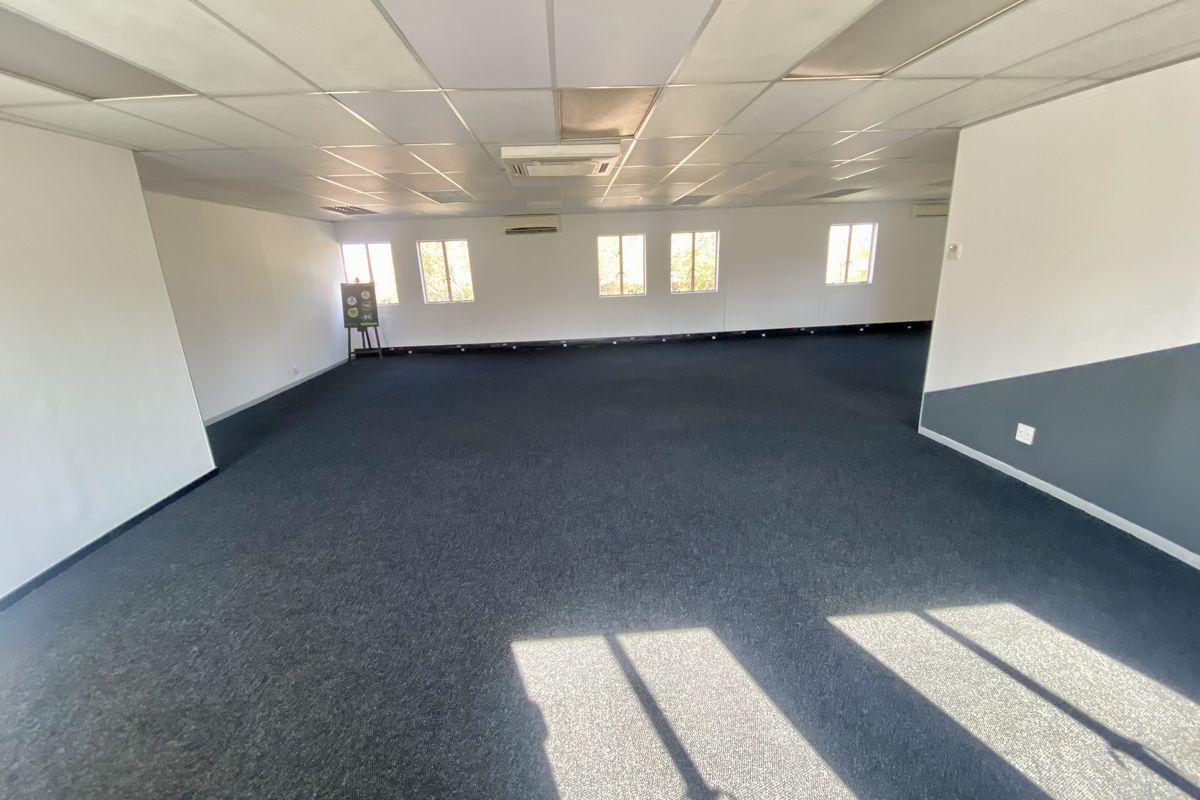 Fully fitted, tidy office available in Corporate Park South. - Photo 4
