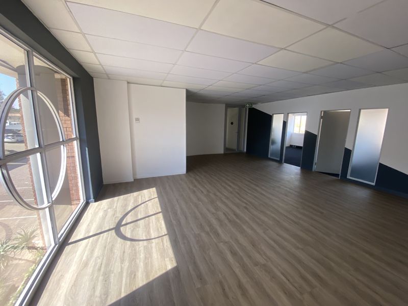 Fully fitted, tidy office available in Corporate Park South. - Photo 5