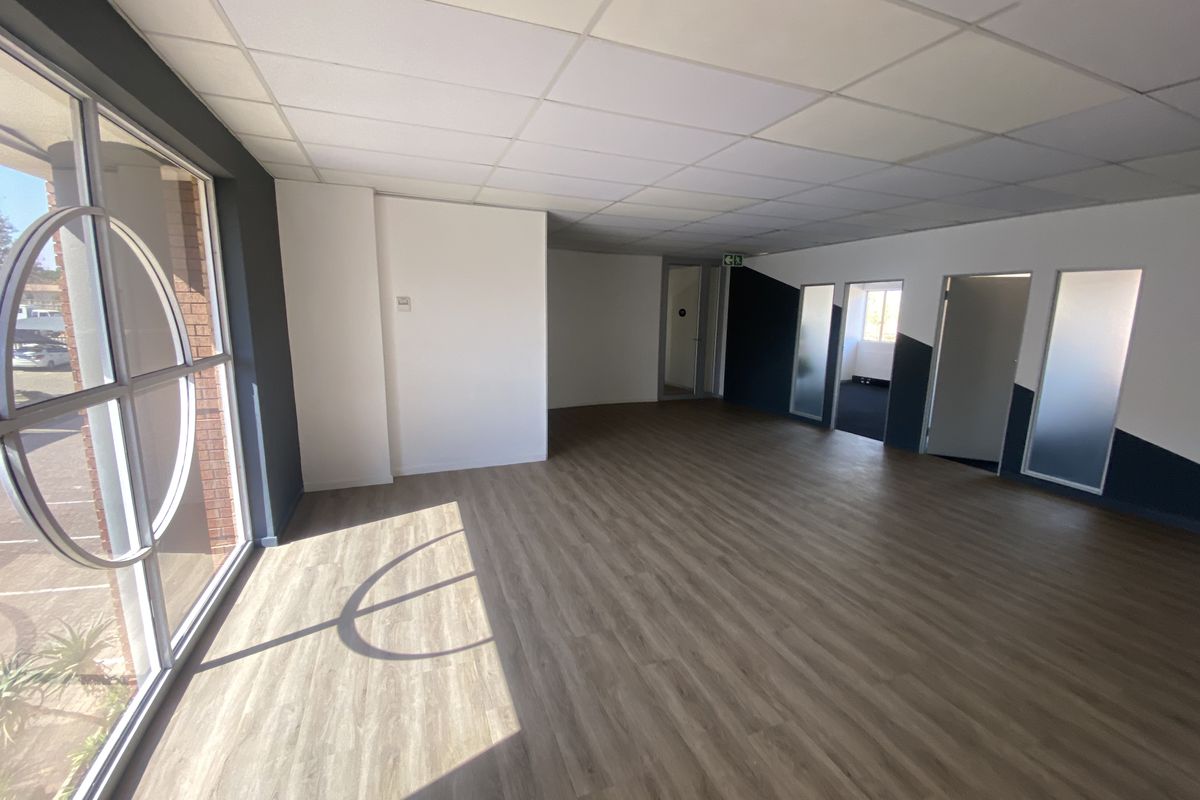 Fully fitted, tidy office available in Corporate Park South. - Photo 5