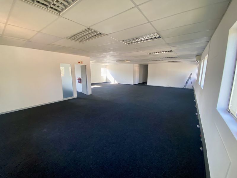 Fully fitted, tidy office available in Corporate Park South. - Photo 3