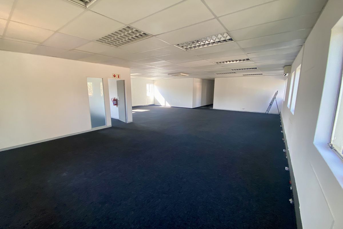 Fully fitted, tidy office available in Corporate Park South. - Photo 3