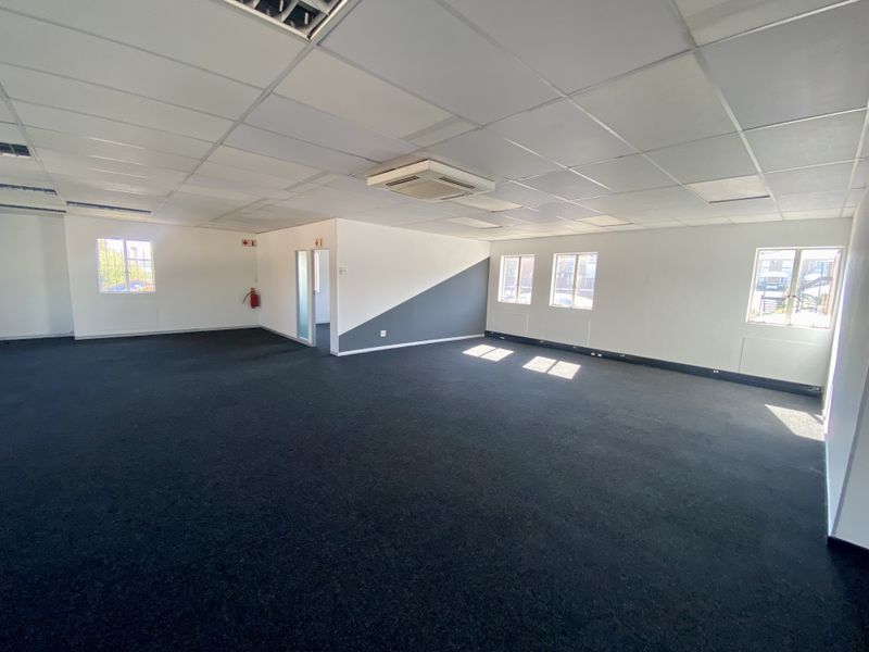 Fully fitted, tidy office available in Corporate Park South. - Photo 2