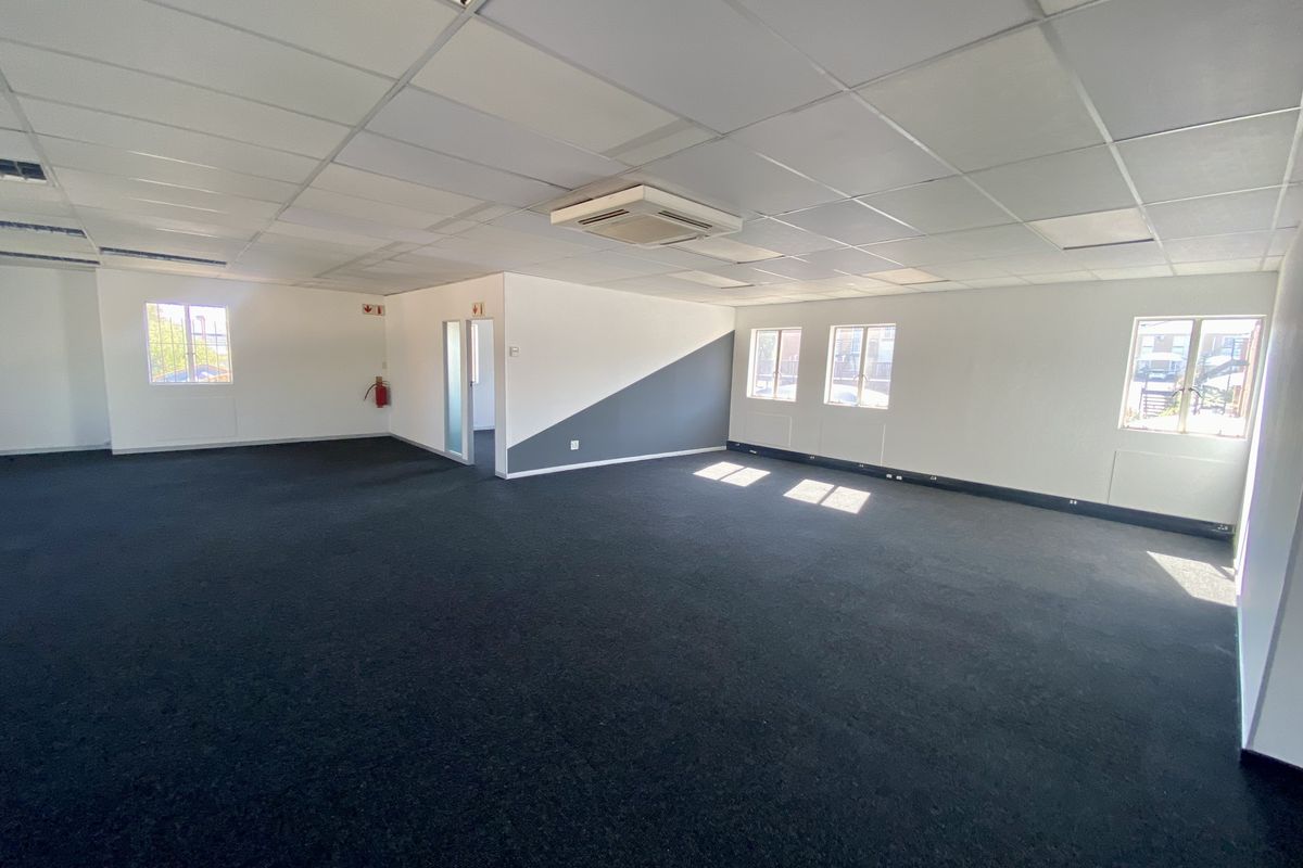 Fully fitted, tidy office available in Corporate Park South. - Photo 2