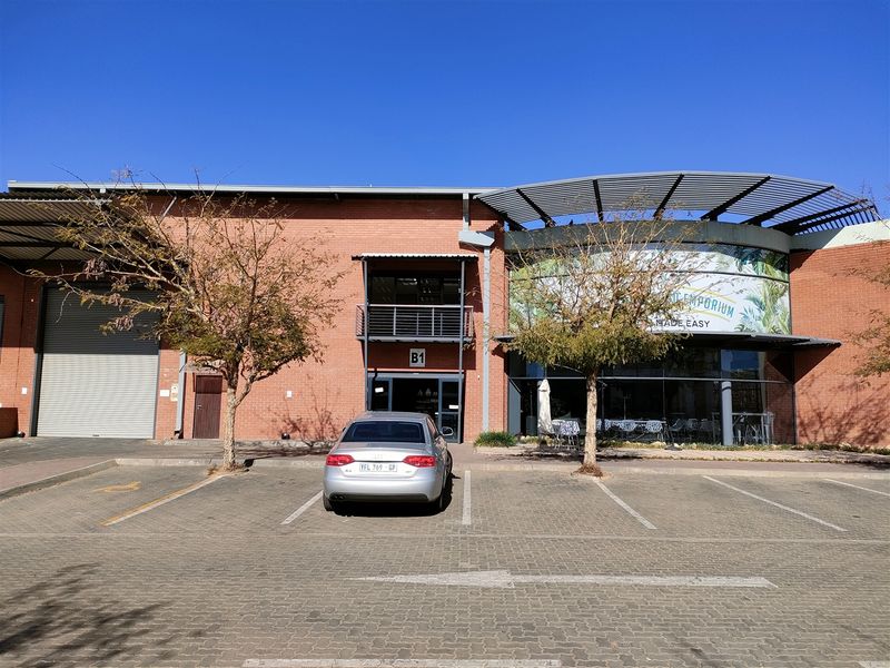 838m2  Warehouse  - TO LEASE - Photo 4