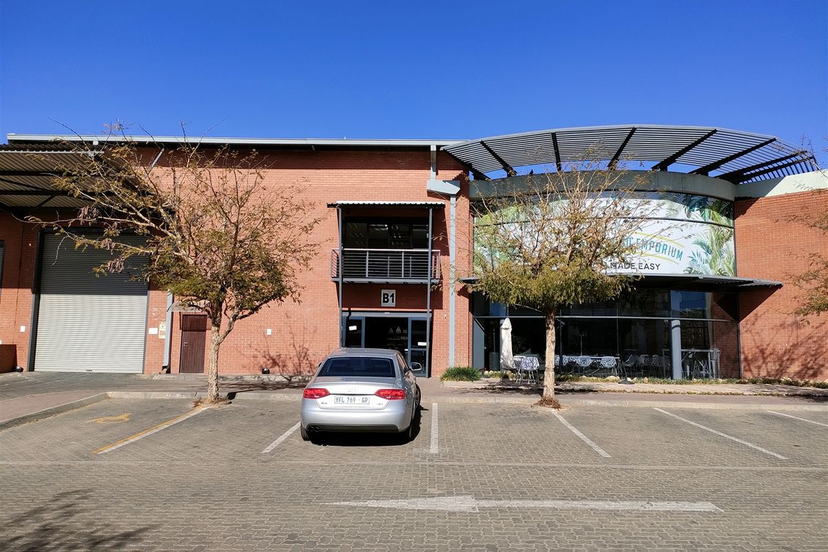 838m2  Warehouse  - TO LEASE - Photo 4