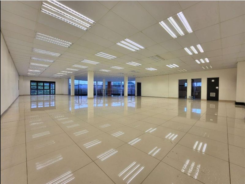 838m2  Warehouse  - TO LEASE - Photo 9