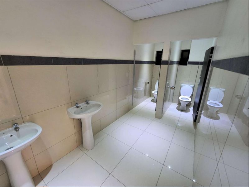838m2  Warehouse  - TO LEASE - Photo 8