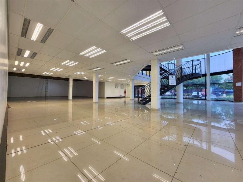 838m2  Warehouse  - TO LEASE - Photo 7