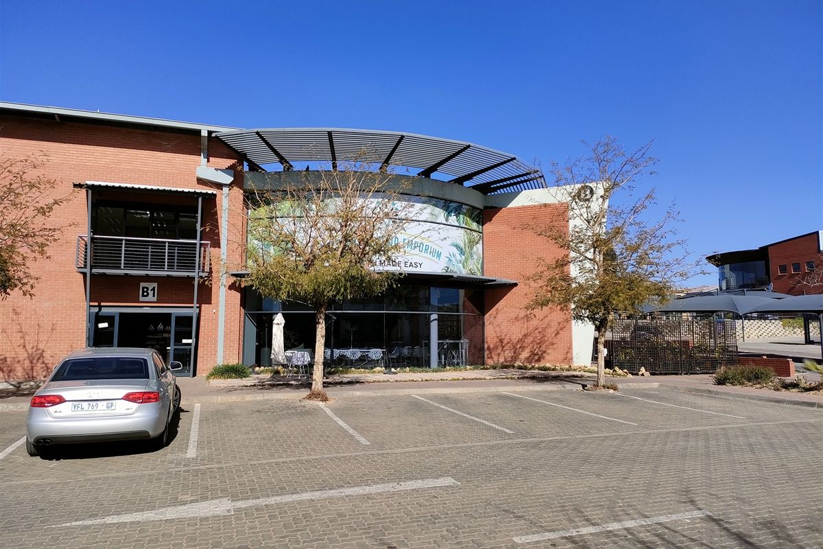 838m2  Warehouse  - TO LEASE - Photo 3