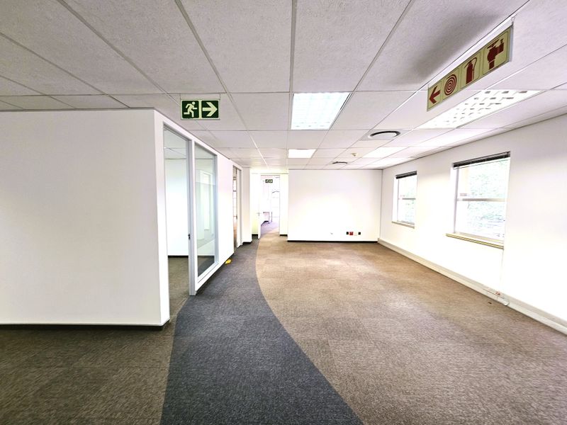 Office space to let on the 1st floor in The Woodlands Office Park - Photo 4