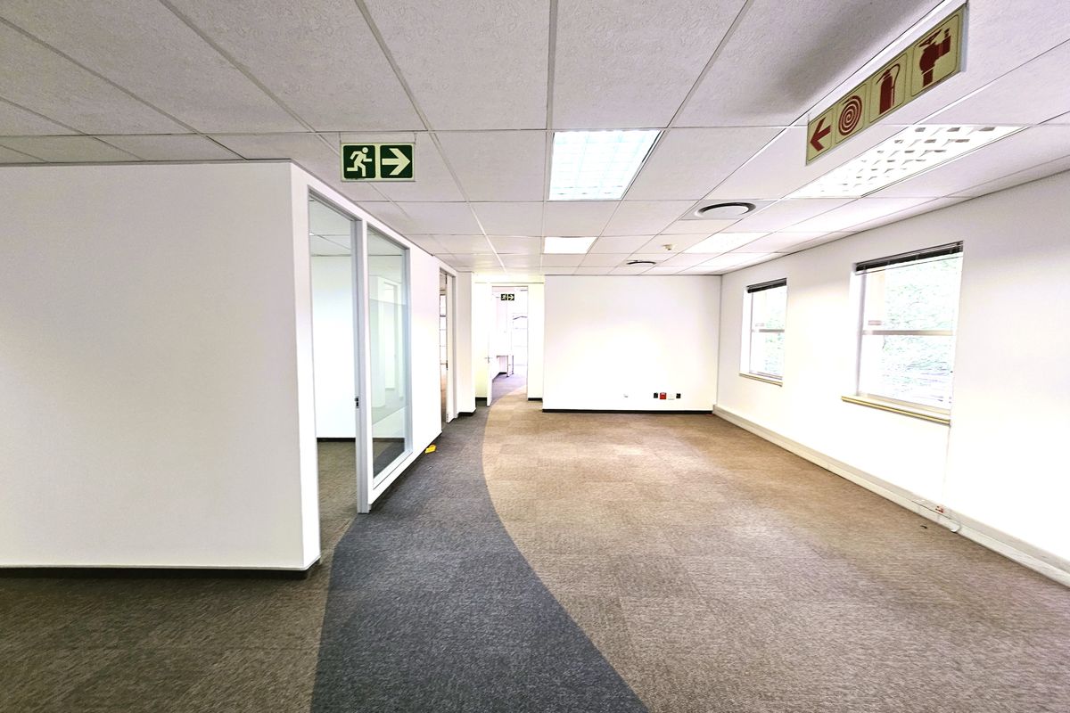 Office space to let on the 1st floor in The Woodlands Office Park - Photo 4