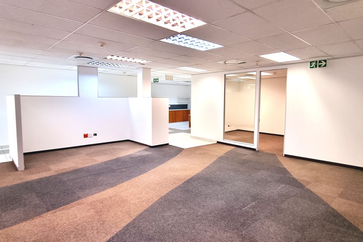 Office space to let on the 1st floor in The Woodlands Office Park - Photo 5