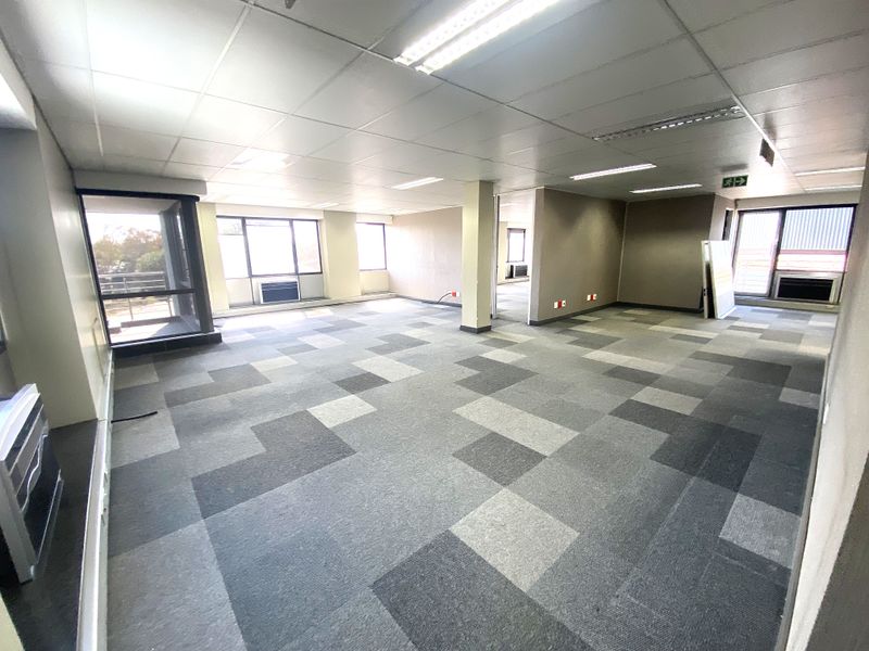 Premium Standalone Office Building to Let/for sale– Fully Fitted, Triple-Storey - Photo 7