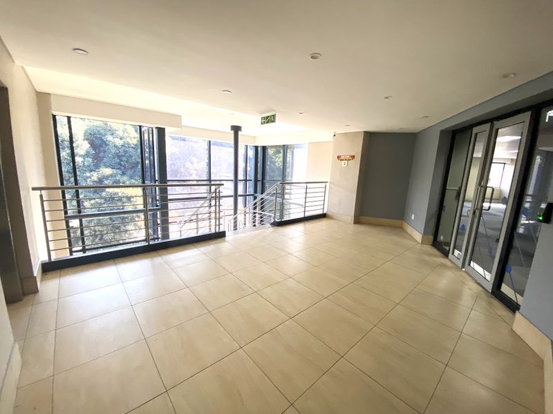 Premium Standalone Office Building to Let/for sale– Fully Fitted, Triple-Storey - Photo 6