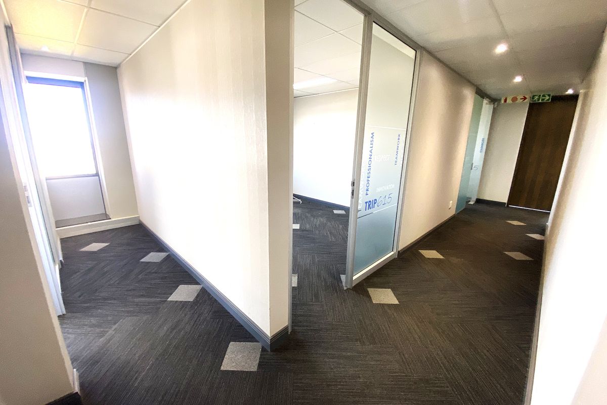 Premium Standalone Office Building to Let/for sale– Fully Fitted, Triple-Storey - Photo 3