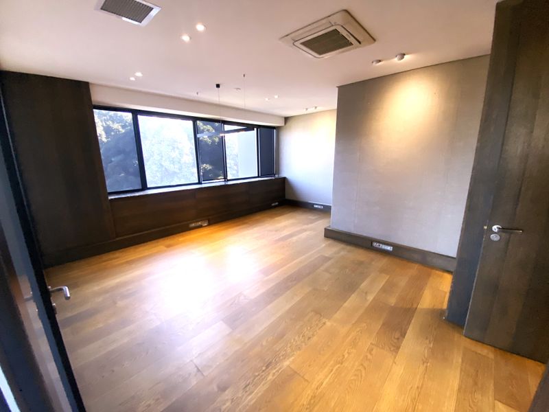 Premium Standalone Office Building to Let/for sale– Fully Fitted, Triple-Storey - Photo 2