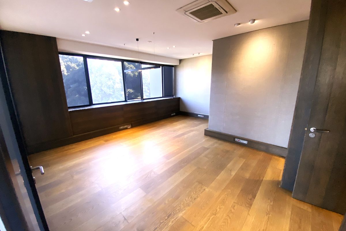 Premium Standalone Office Building to Let/for sale– Fully Fitted, Triple-Storey - Photo 2