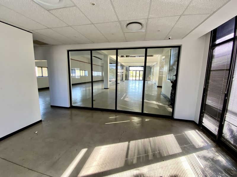 High-Visibility Showroom, Office & Warehouse Space To Let – Old Pretoria Road, Midrand - Photo 2