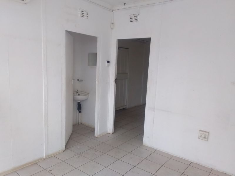 Versatile Warehouse Workshop in Secure Industrial Park - Photo 8