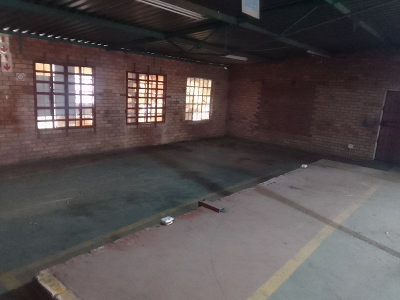 Versatile Warehouse Workshop in Secure Industrial Park - Photo 4