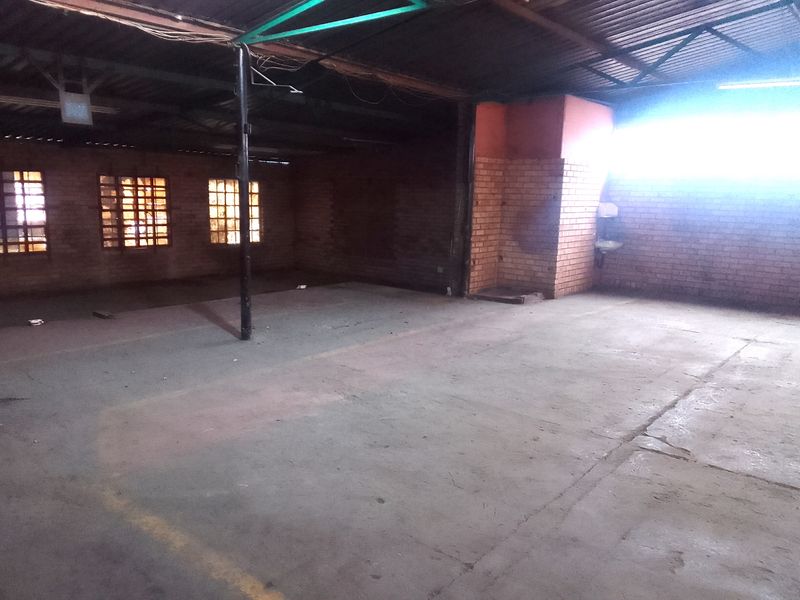 Versatile Warehouse Workshop in Secure Industrial Park - Photo 5